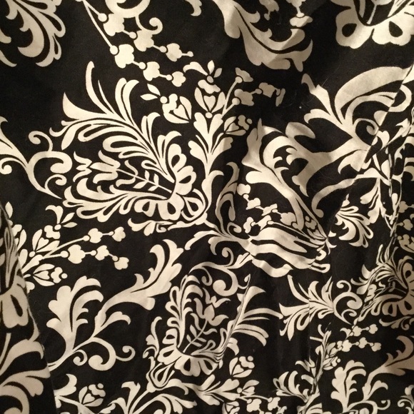 Nursing cover in black and white print cute enough to use out and about euc - Picture 3 of 3